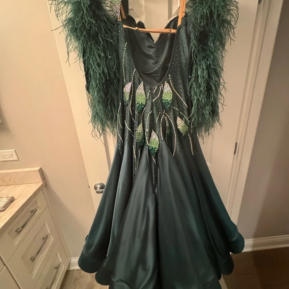 Elegant Green Evening Gown - Picture 5 of 8